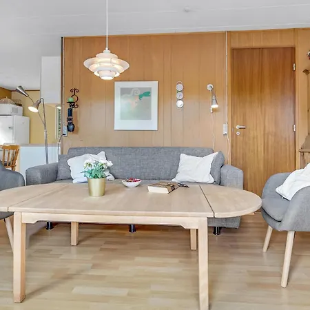 Beautiful home in Væggerløse w/ 3 Bedrooms Feriehus